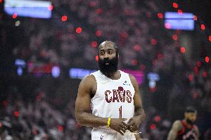 歇不了一点…哈登第三节3分05秒下场 随后骑士被活塞轰了一波9-2配图