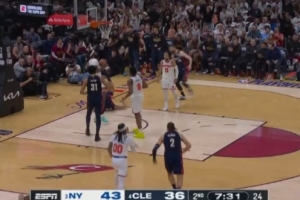 山重水复疑无路！泰森险些失误 冲进禁区面对米切罗横着打成2+1配图