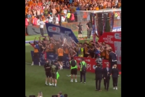 时隔9年重回英超,赫尔城全队赛后在温布利庆祝配图